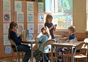 Dzieci podczas zajęć wymyślają własne miny