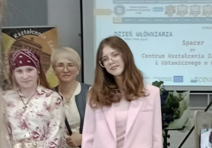 Uczennice stoją z nagrodzmi