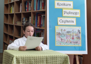 Uczennica czyta