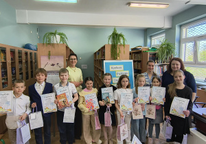 Uczniowie z dyplomami