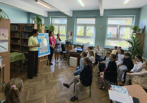 Uczniowie siedzą w bibliotece