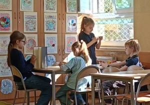 Dzieci pracują w grupie podczas zajęć świetlicowych