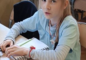 Uczennica podczas zajęć o książkach