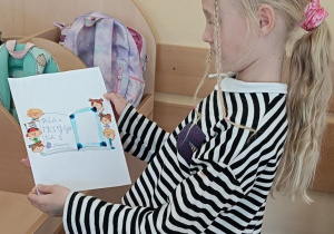 Uczennica prezentuje swoją pracę plastyczną