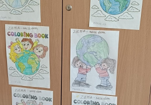 Dzieci w grupie wymyślają do mapy myśli skojarzenia