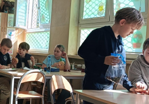 Dzieci współpracują ze sobą podczas zajęć świetlicowych