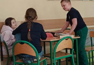 Dzieci wykonują ćwiczenie na kreatywność