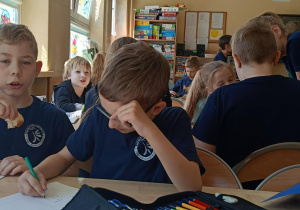 Uczniowie wykonują prace plastyczną o ziemi