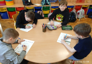 Uczniowie kolorują