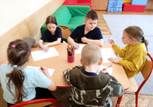 Uczniowie pracują przy stoliku