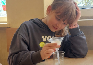 Uczennica wykonuje doświadczenie