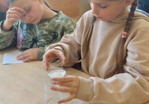 Uczennica wykonuje doświadczenie
