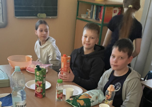 Uczniowie siedzą przy stole