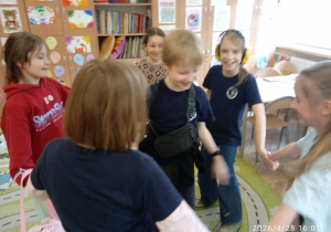 Uczniowie tańczą w kole