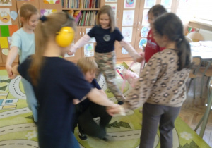 Uczniowie tańczą w kole