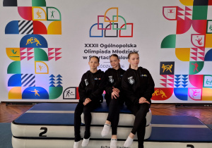 Zawodniczki siedzą na podium