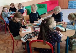 Dzieci wykonują ćwiczenie praktyczne