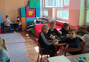 Uczniowie pracują podczas zajęć patriotycznych