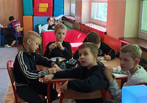 Uczniowie pracują przy stolikach w czasie zajęć