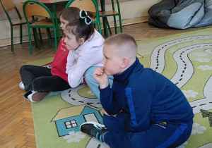 Dzieci oglądają film edukacyjny