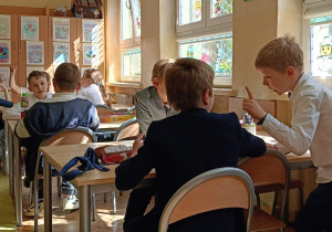 Uczniowie pracują w grupach