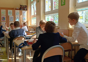 Dzieci w grupie wymyślają pomysły na spędzanie wolnego czasu