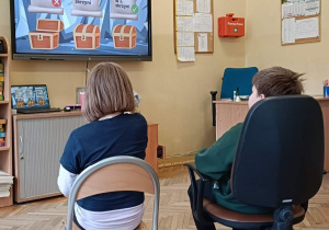 Dzieci wykonują ćwiczenie na spostrzegawczość i pomysłowość