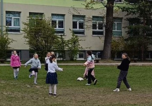 Uczniowie spędzają wolny czas na sportowo