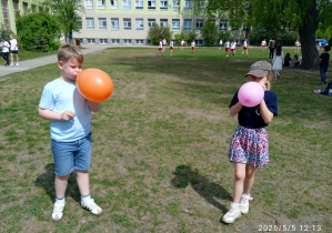 Dzieci dmuchają balony