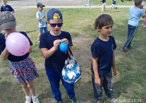 Uczniowie dmuchają balony