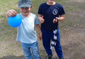 Uczniowie stoją z balonami