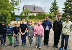 Strażnicy Pamięci stoją przed pomnikiem