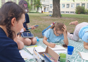 Dzieci pracują na dworze