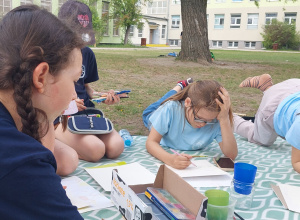 Malowanie pod chmurką