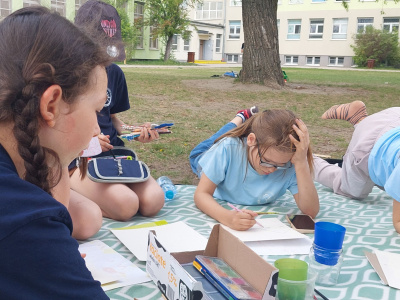 Malowanie pod chmurką
