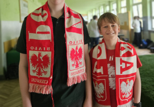 Uczniowie z szalikami biało-czerwonymi