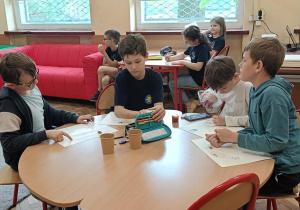 Dzieci wykonują ćwiczenie plastyczne w grupie