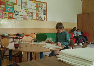 Uczeń wykonuje przy stoliku ćwiczenie kreatywne