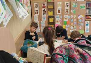 Dzieci w grupie wykonują ćwiczenie na kreatywność