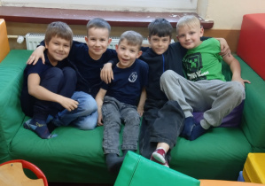 Uczniowie siedzą na kanapie