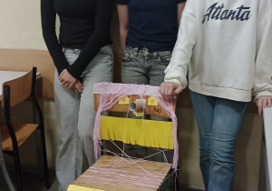 Uczennice ze swoją pracą