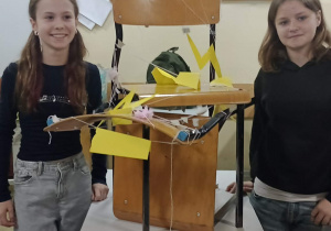 Uczennice ze swoją pracą