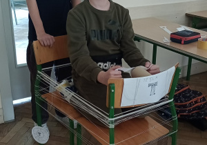 Uczniowie z pracą