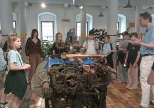 Uczniowie w muzeum