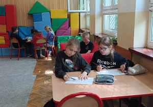 Dzieci wykonują ćwiczenie na temat pszczół