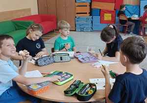 Dzieci współpracują ze sobą podczas zajęć