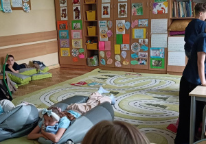 Dzieci podczas zajęć świetlicowych wykonują ćwiczenia kreatywne