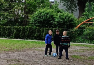 Dzieci w zabawie pokazują w jaki sposób można być dobrym dla innych