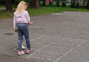 Dzieci wspólnie podczas zabawy pokazują dobre uczynki