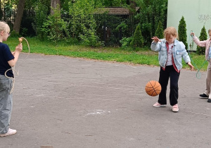 Dzieci współpracują ze sobą podczas zabaw ruchowych